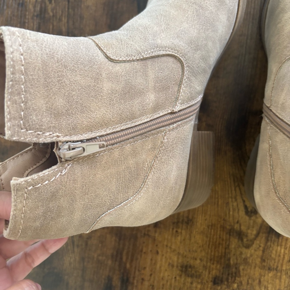 Frye Estrely Tan Ankle Boots with Suede Finish NWOT - Picture 3 of 7